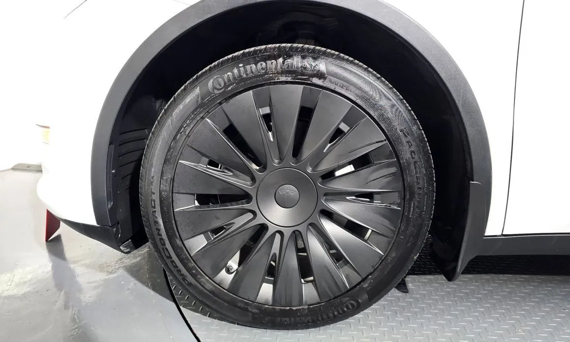 Tesla Model Y — фото 10