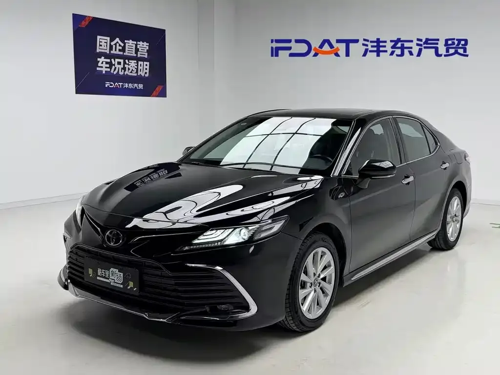 Toyota Camry — фото 1