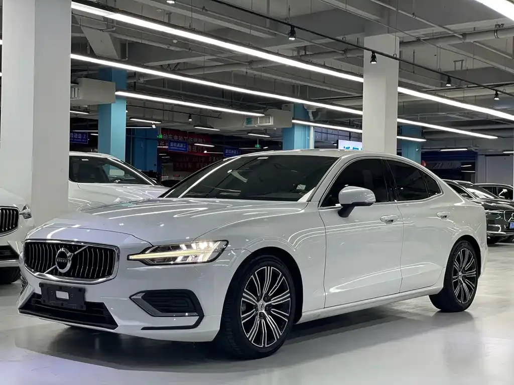 Volvo S60 — фото 1
