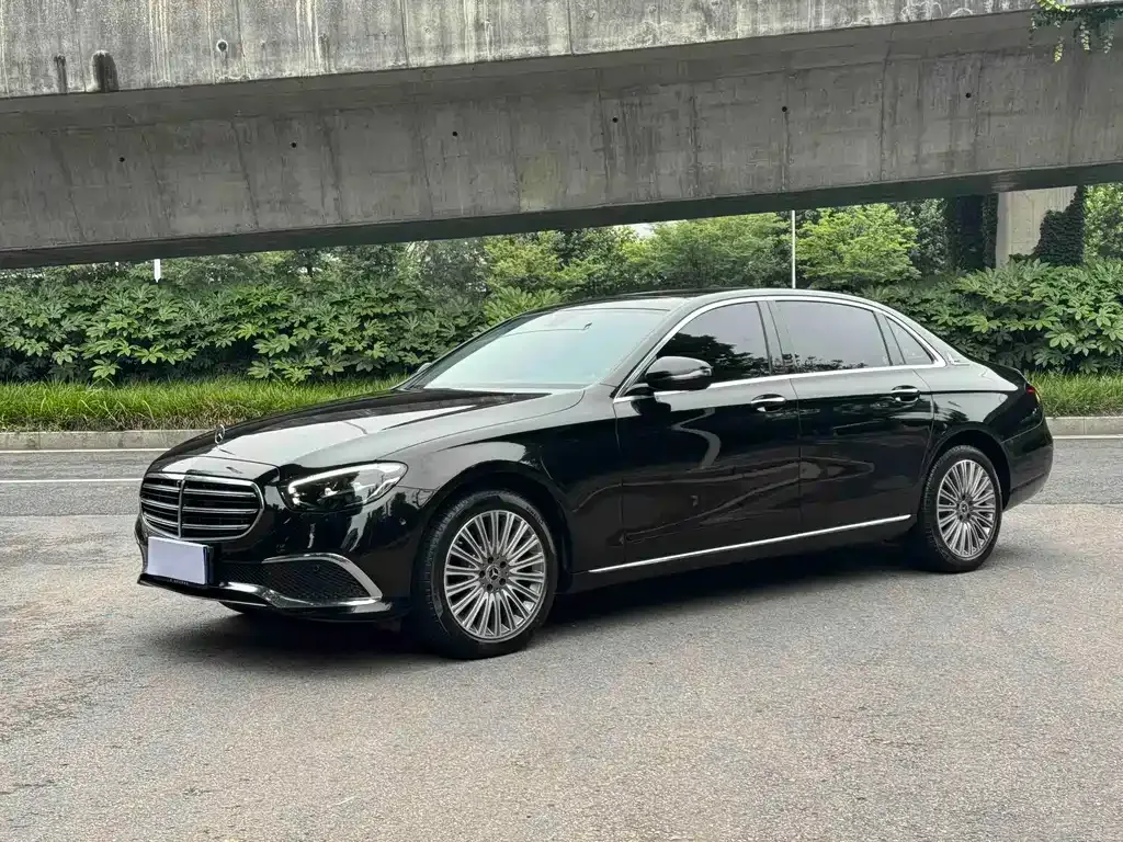Mercedes-Benz E-Class — фото 1