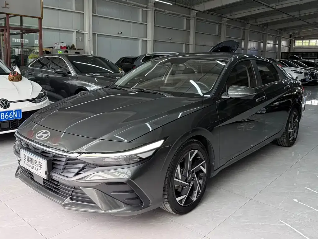 Hyundai Elantra — фото 1