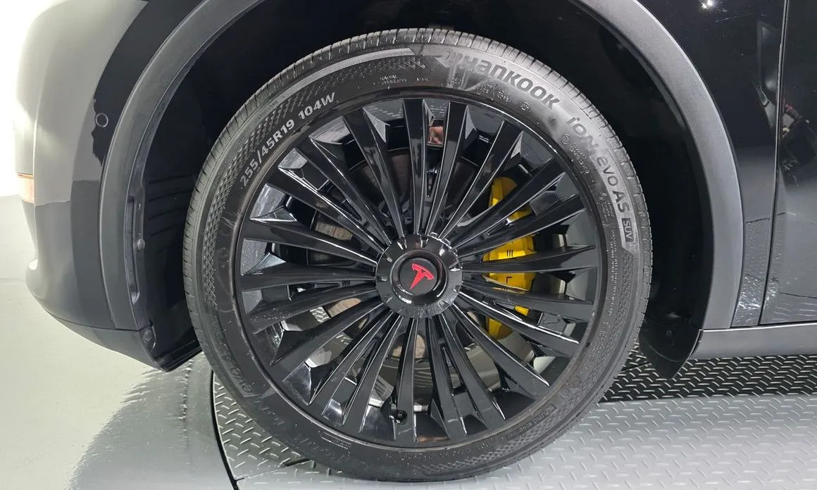 Tesla Model Y — фото 10