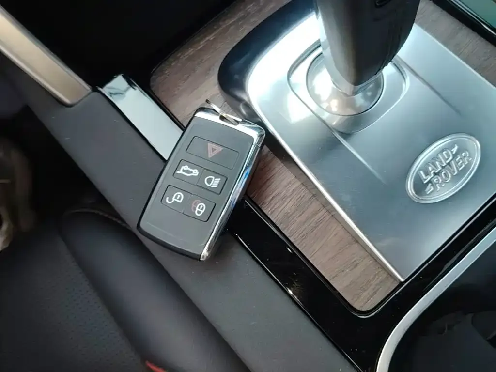 Land Rover Discovery Sport Hybrid — фото 2