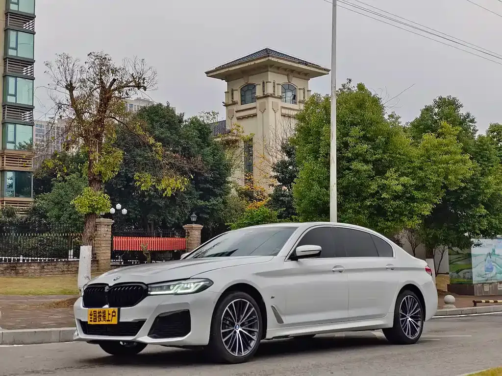 BMW 5 Series — фото 1