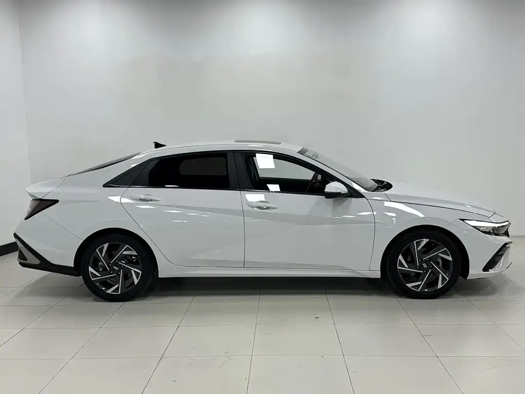 Hyundai Elantra — фото 6