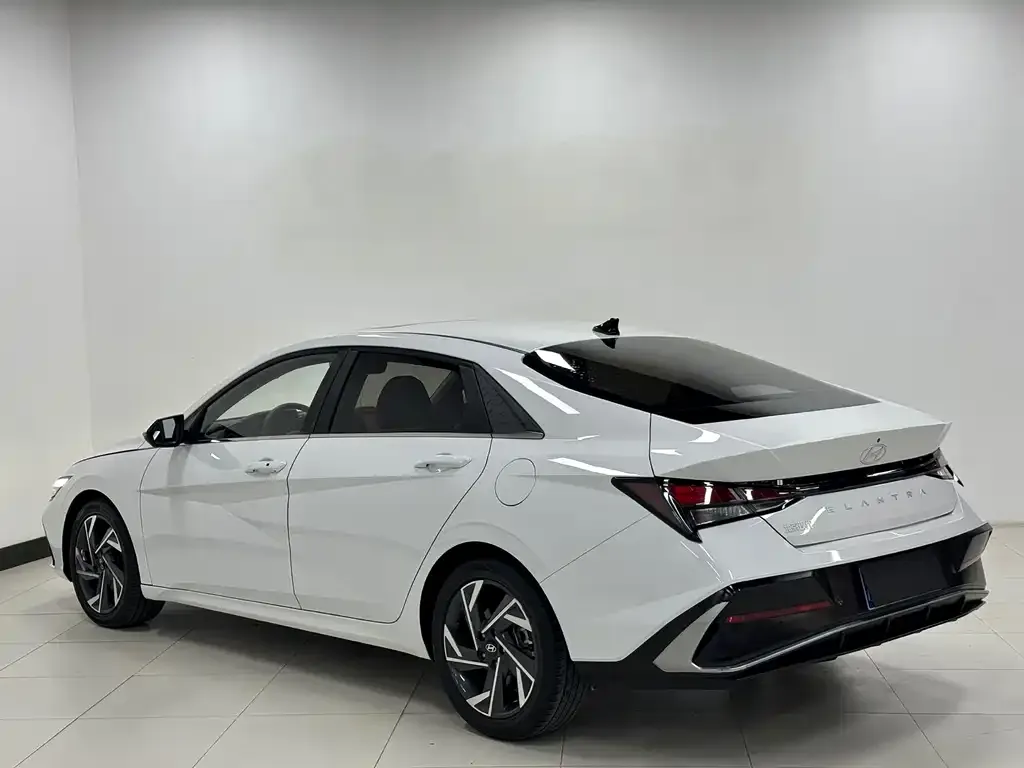 Hyundai Elantra — фото 7