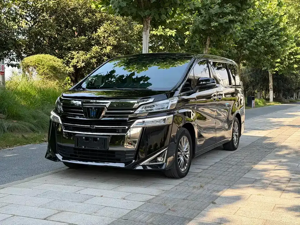 Toyota Vellfire — фото 1