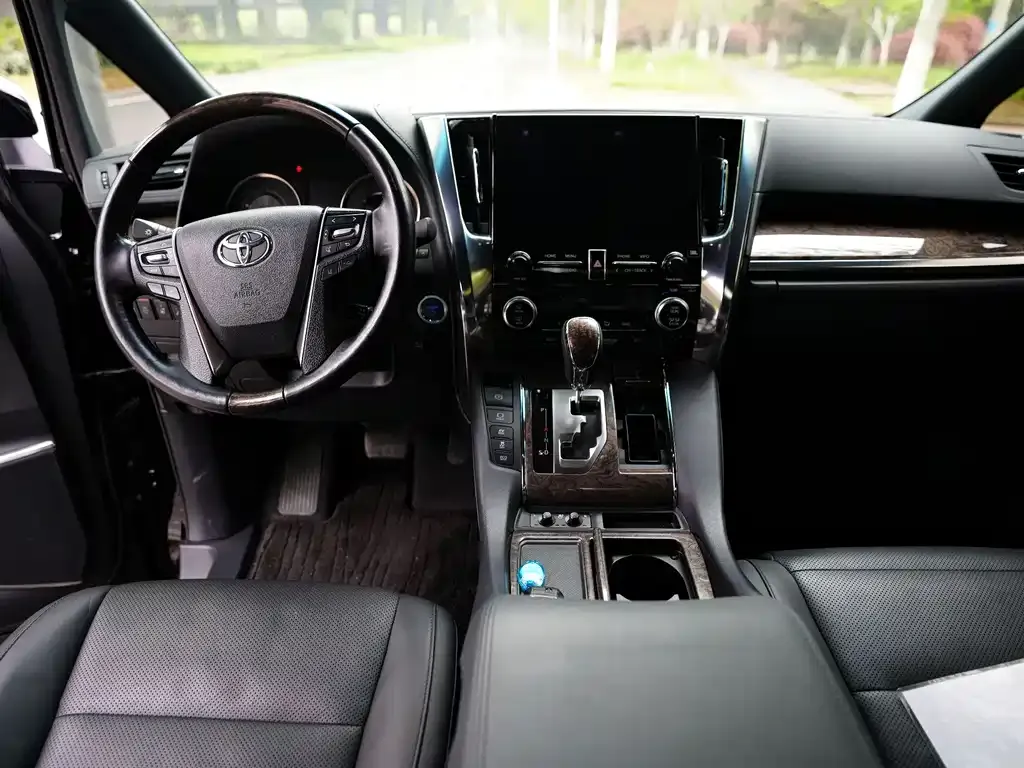 Toyota Vellfire — фото 2