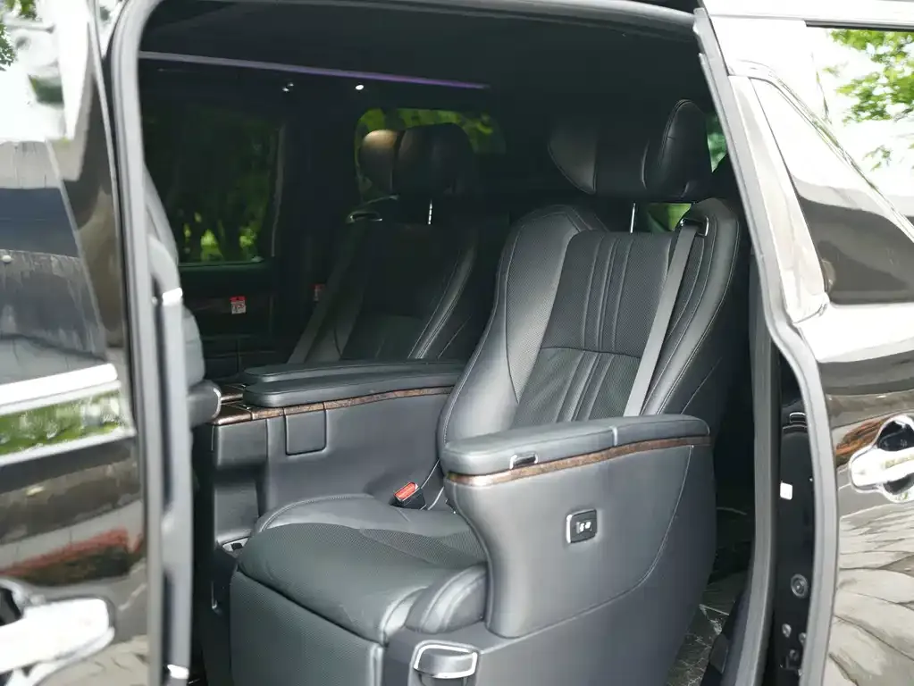 Toyota Vellfire — фото 3