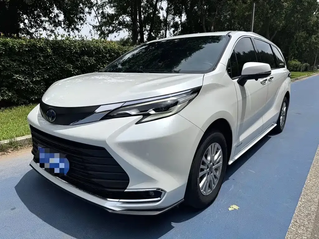 Toyota Sienna — фото 1