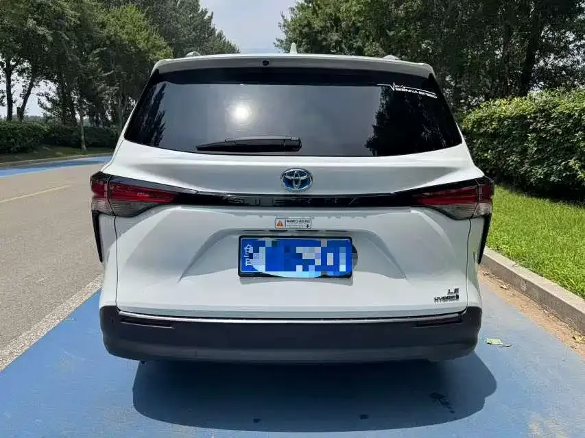 Toyota Sienna — фото 3