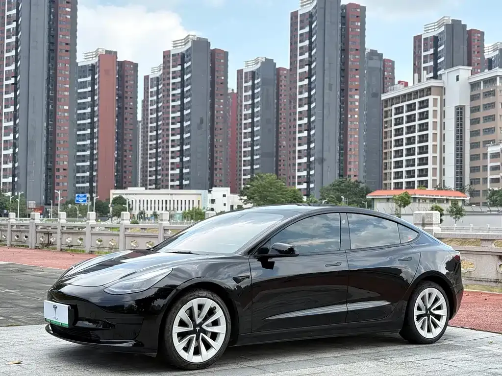 Tesla Model 3 — фото 1