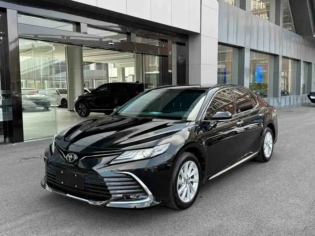 Toyota Camry — фото 1