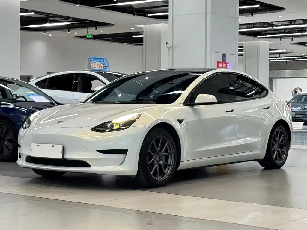 Tesla Model 3 — фото 1