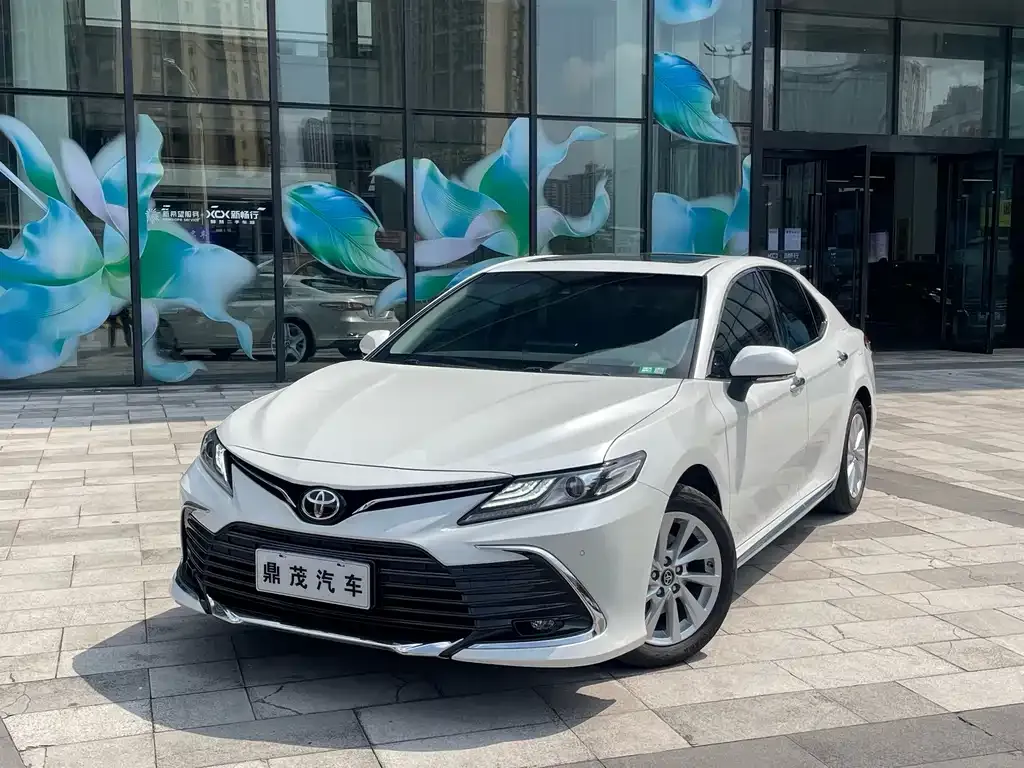 Toyota Camry — фото 1