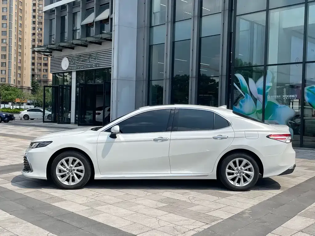 Toyota Camry — фото 9