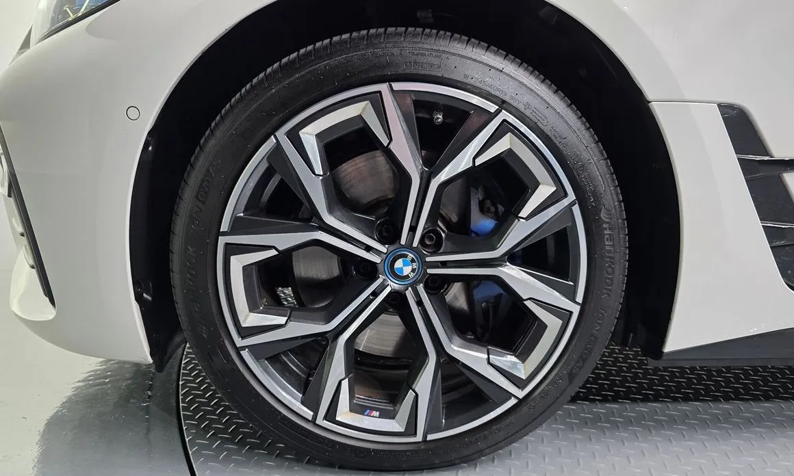 BMW i4 — фото 10