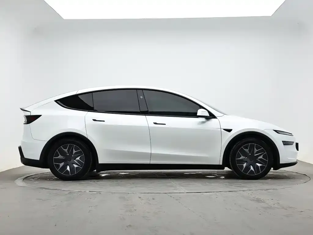 Tesla Model Y L — фото 2