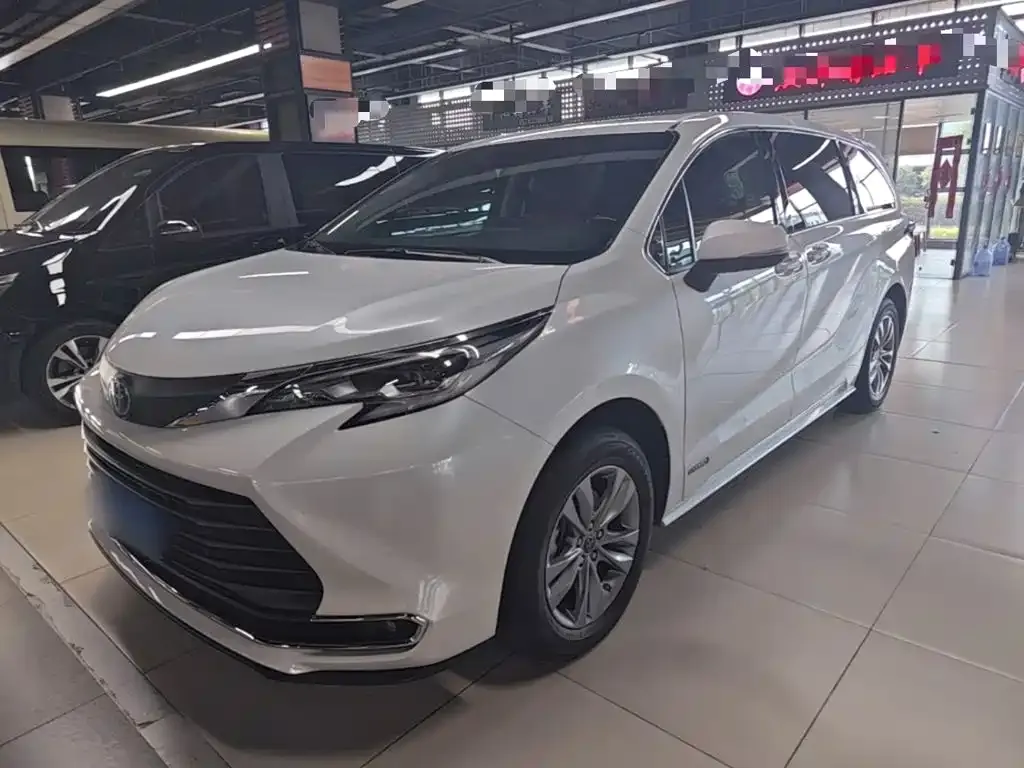 Toyota Sienna — фото 1
