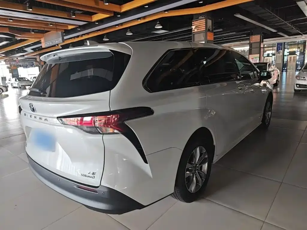 Toyota Sienna — фото 7