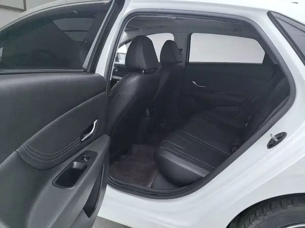 Hyundai Elantra — фото 2