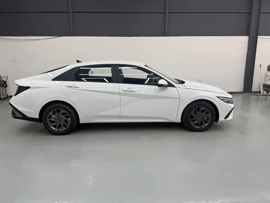 Hyundai Elantra — фото 8