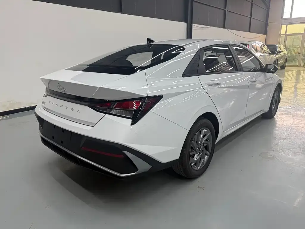 Hyundai Elantra — фото 7