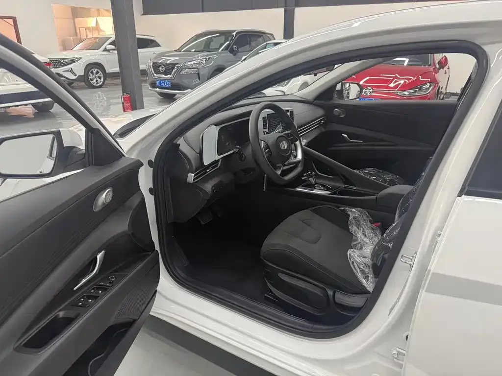 Hyundai Elantra — фото 2