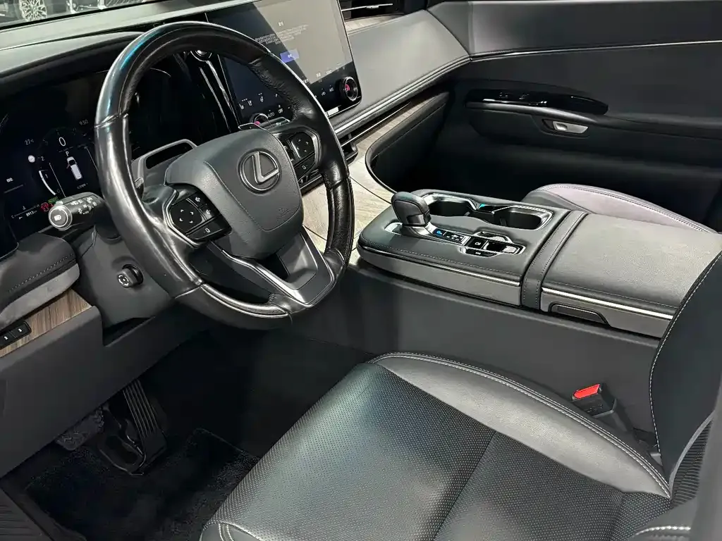 Lexus LM — фото 5