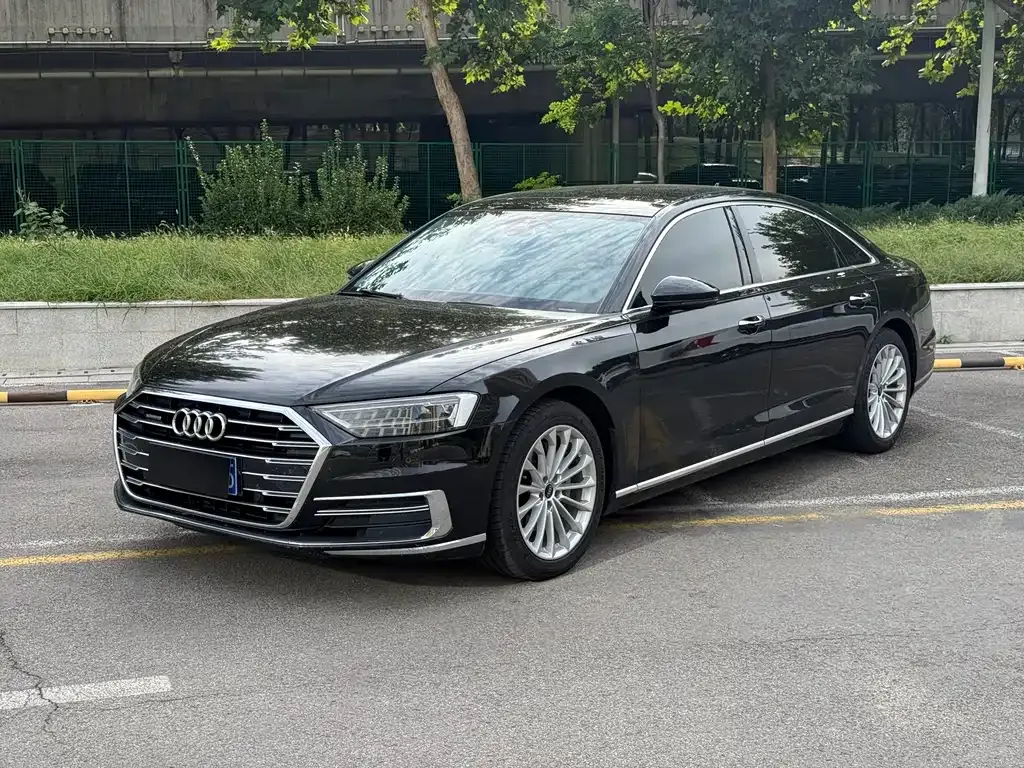Audi A8 — фото 1
