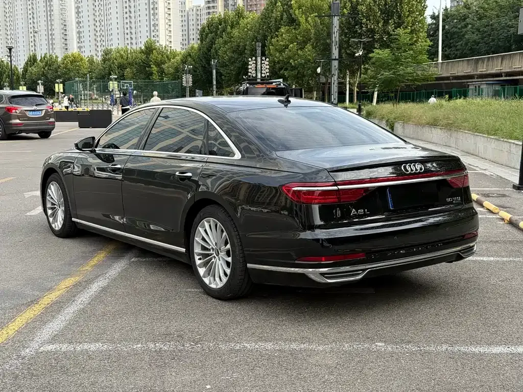Audi A8 — фото 7