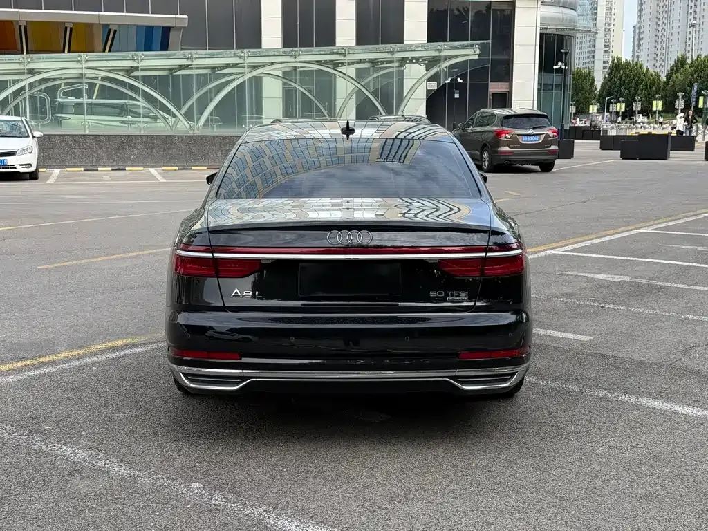 Audi A8 — фото 6