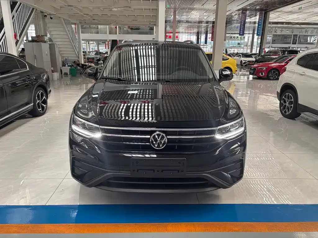 Volkswagen Tiguan L — фото 8