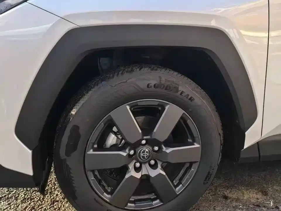 Toyota RAV4 — фото 8