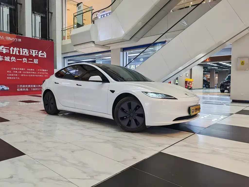 Tesla Model 3 — фото 1