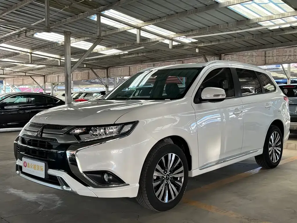 Mitsubishi Outlander — фото 1