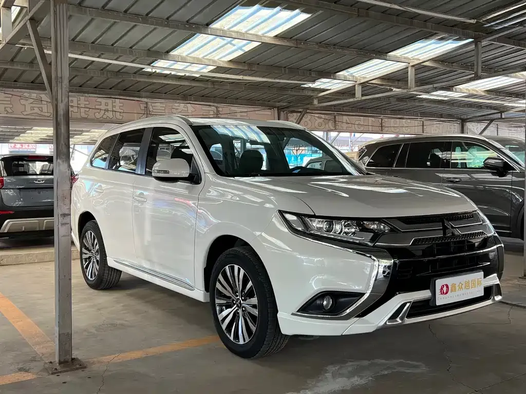 Mitsubishi Outlander — фото 8