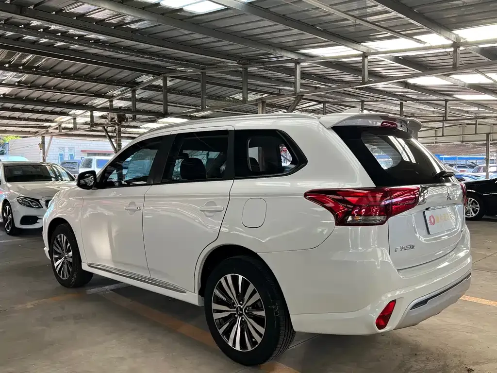 Mitsubishi Outlander — фото 7