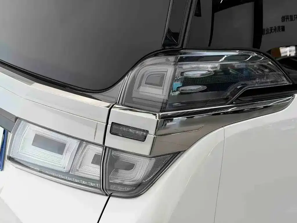 Toyota Vellfire — фото 2