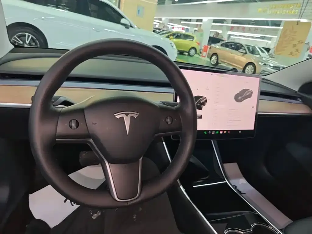 Tesla Model 3 — фото 7