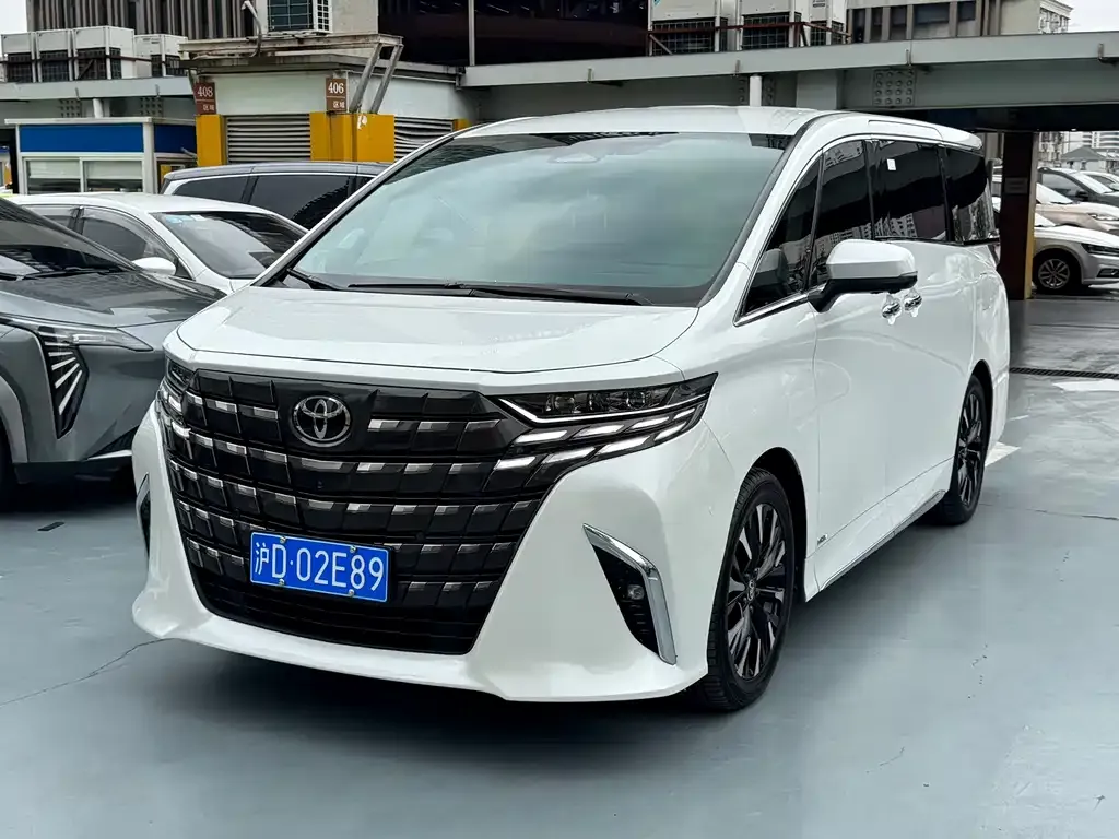 Toyota Alphard — фото 1