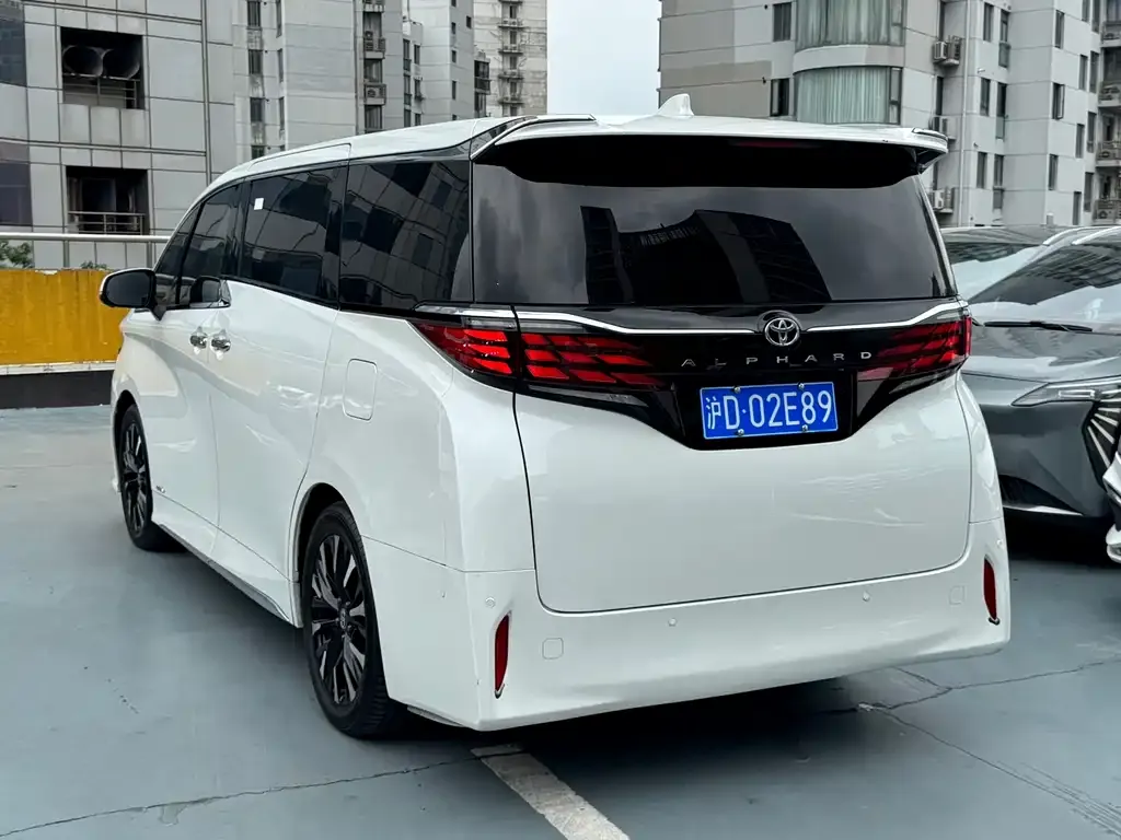 Toyota Alphard — фото 9