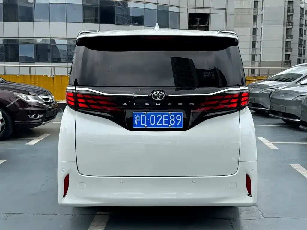 Toyota Alphard — фото 2