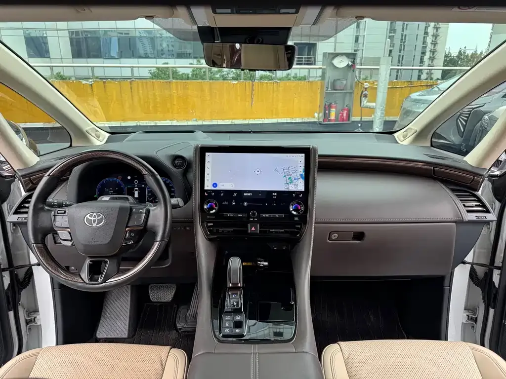 Toyota Alphard — фото 8