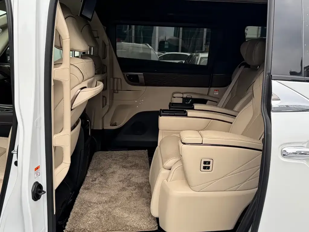 Toyota Alphard — фото 3