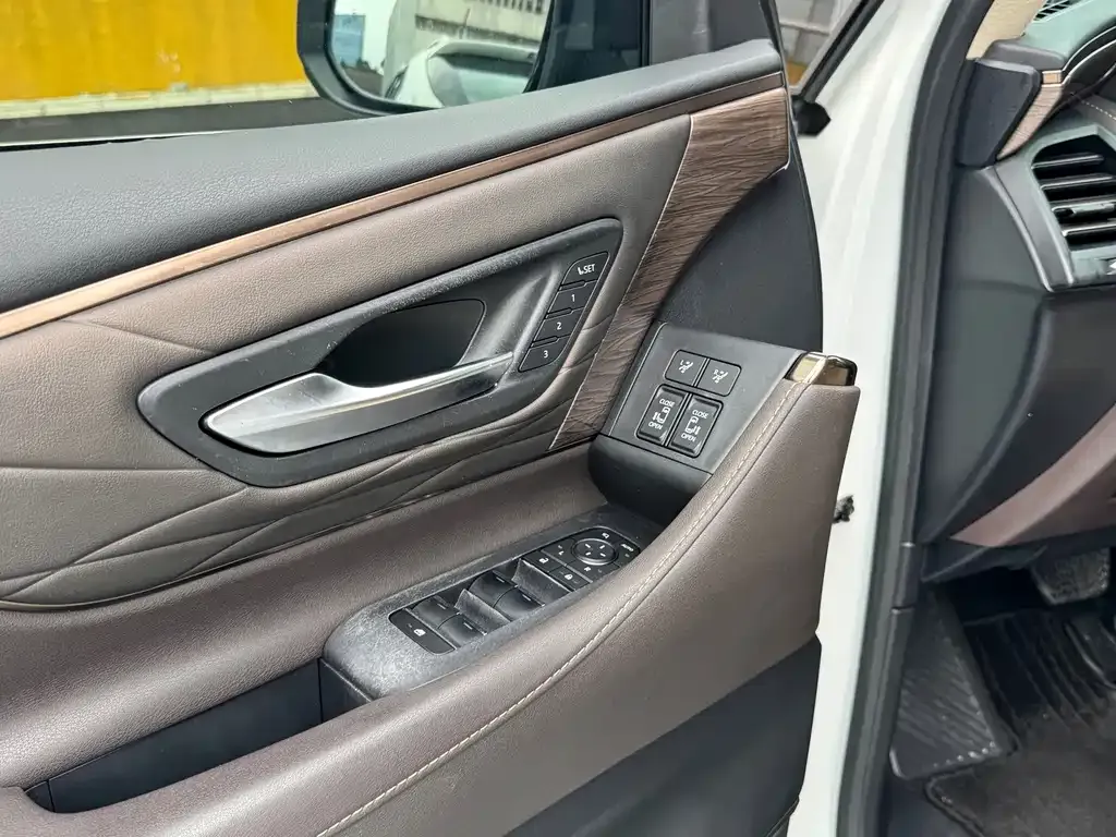 Toyota Alphard — фото 10