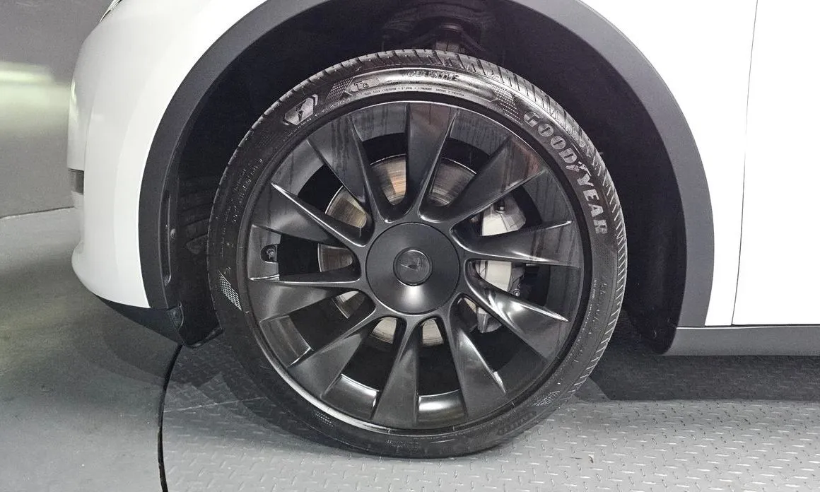 Tesla Model Y — фото 9