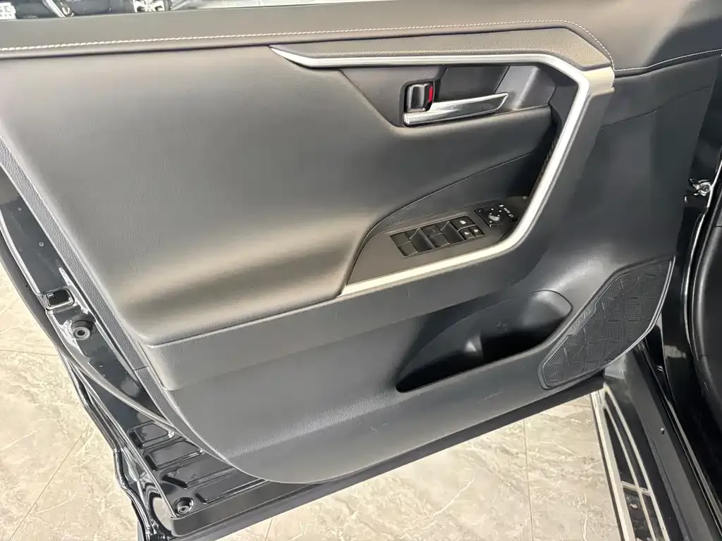Toyota RAV4 — фото 3
