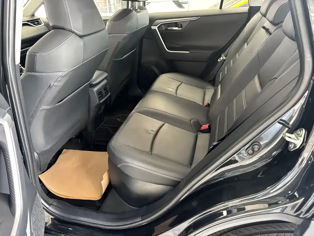 Toyota RAV4 — фото 8