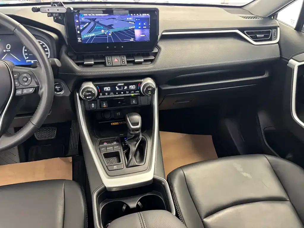 Toyota RAV4 — фото 6